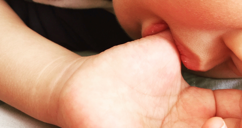 赤ちゃんが指しゃぶりをしだしたけど、やめさせるべき？